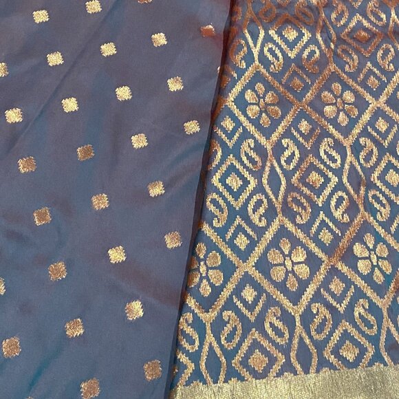 Green with wine dual tone banarasi silk saree with all over jamewar zari work - Picture 10 of 13